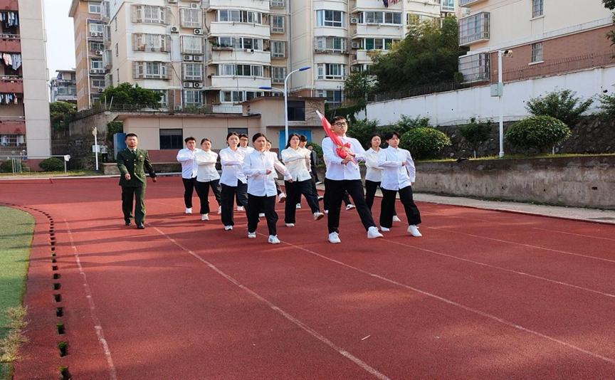 举行升国旗仪式暨“国旗下的思政课”活动